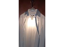 Cloth Hanger Lamp . Lampada da parete usata è realizzata in acrilico bianco trasparente è un oggetto