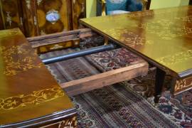 Tavolo ovalino intarsiato stile inglese allungabile fino a 353 cm. Tavolo ovalino intarsiato stile inglese allungabile fino a 353 cm.