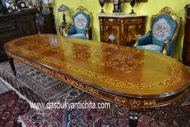 Tavolo ovalino intarsiato stile inglese allungabile fino a 353 cm. Tavolo ovalino intarsiato stile inglese allungabile fino a 353 cm.