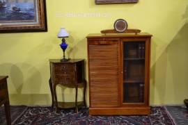 Schedario-classificatore con serrandina e vetrina stile inglese Schedario-classificatore con serrandina e vetrina stile inglese