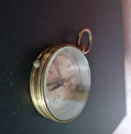 Antica bussola tascabile in ottone fine ottocento con fermo ago .Funzionante diametro cm . 4 spe Antica bussola tascabile in ottone fine ottocento con fermo ago .Funzionante diametro cm . 4 spe