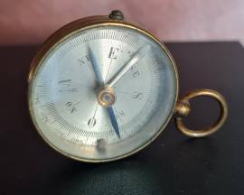 Antica bussola   tascabile in ottone fine ottocento con fermo ago  .Funzionante  diametro cm . 4 spe