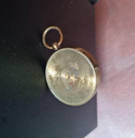 Antica bussola tascabile in ottone fine ottocento con fermo ago .Funzionante diametro cm . 4 spe Antica bussola tascabile in ottone fine ottocento con fermo ago .Funzionante diametro cm . 4 spe