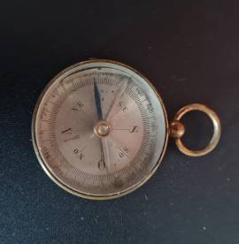 Antica bussola tascabile in ottone fine ottocento con fermo ago .Funzionante diametro cm . 4 spe Antica bussola tascabile in ottone fine ottocento con fermo ago .Funzionante diametro cm . 4 spe