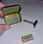 Mini rasoio di sicurezza The  Laurel Ladies Boudoir. Anni ’30 made   in  England  ,lame contrassegna