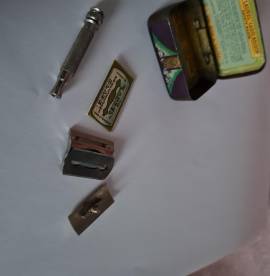 Mini rasoio di sicurezza The  Laurel Ladies Boudoir. Anni ’30 made   in  England  ,lame contrassegna