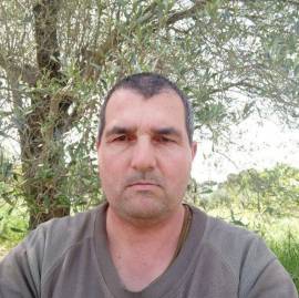 Roberto età 49 anni in cerca di una relazione seria con una giovane donna?