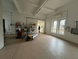 Laboratorio magazzino uffici