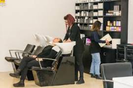 POLTRONA AFFITTA PARRUCCHIERE IN NEGOZIO CENTRO MILANO RICHIESTA 1.000 AL MESE