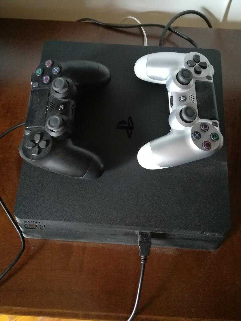 Ps4 1tb  piu 2 controller + 10 giochi alcuni titoli di giochi call of duty ww2, pro evolution soccer