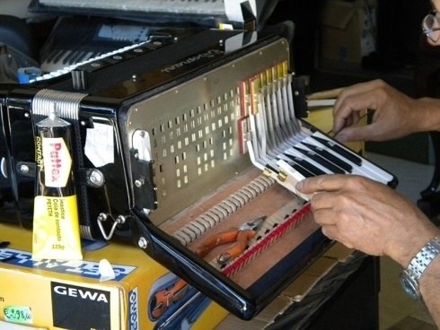 Riparatore accordatore e restauratore di fisarmoniche