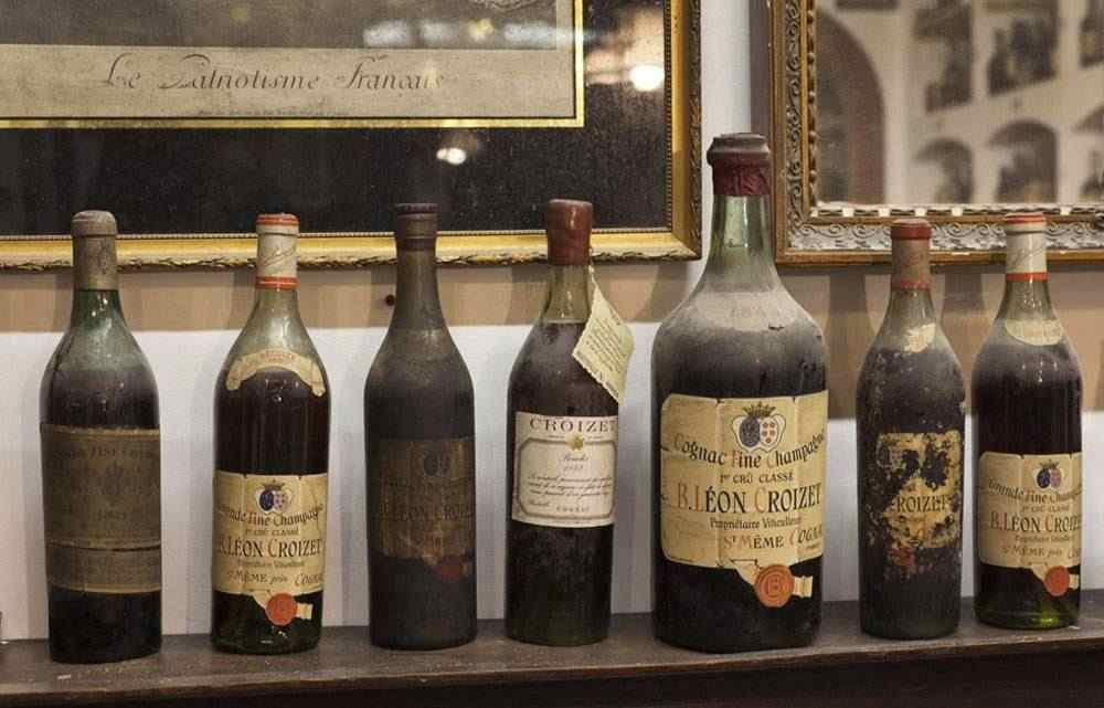 collezione bottiglie di liquori antichi