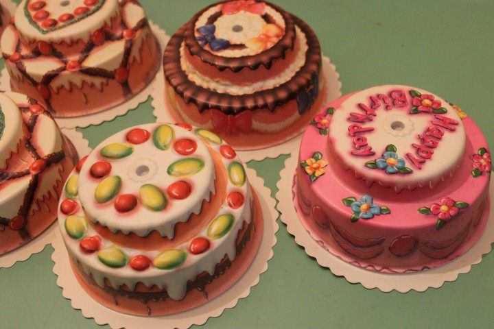 Idea regalo, nascita, compleanno, festa, scatolina a forma di torta con candelin
