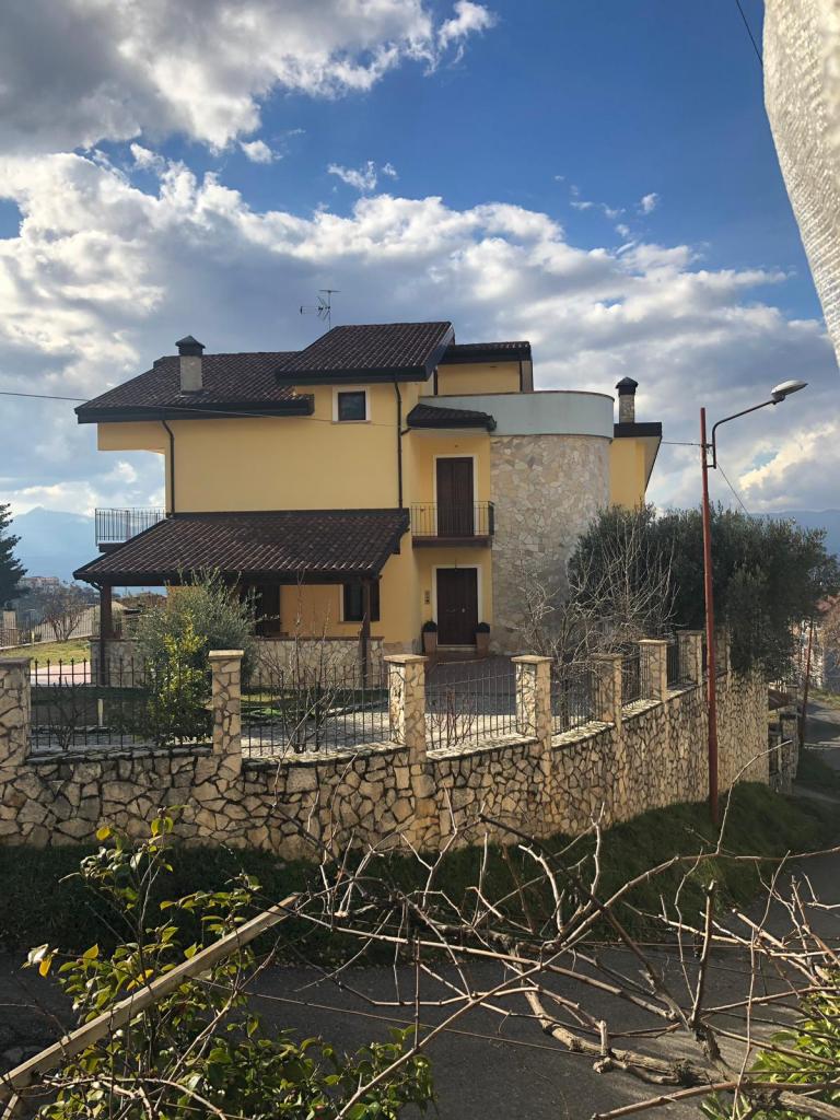 Vendesi villa bifamiliare a Rovito (Cs)