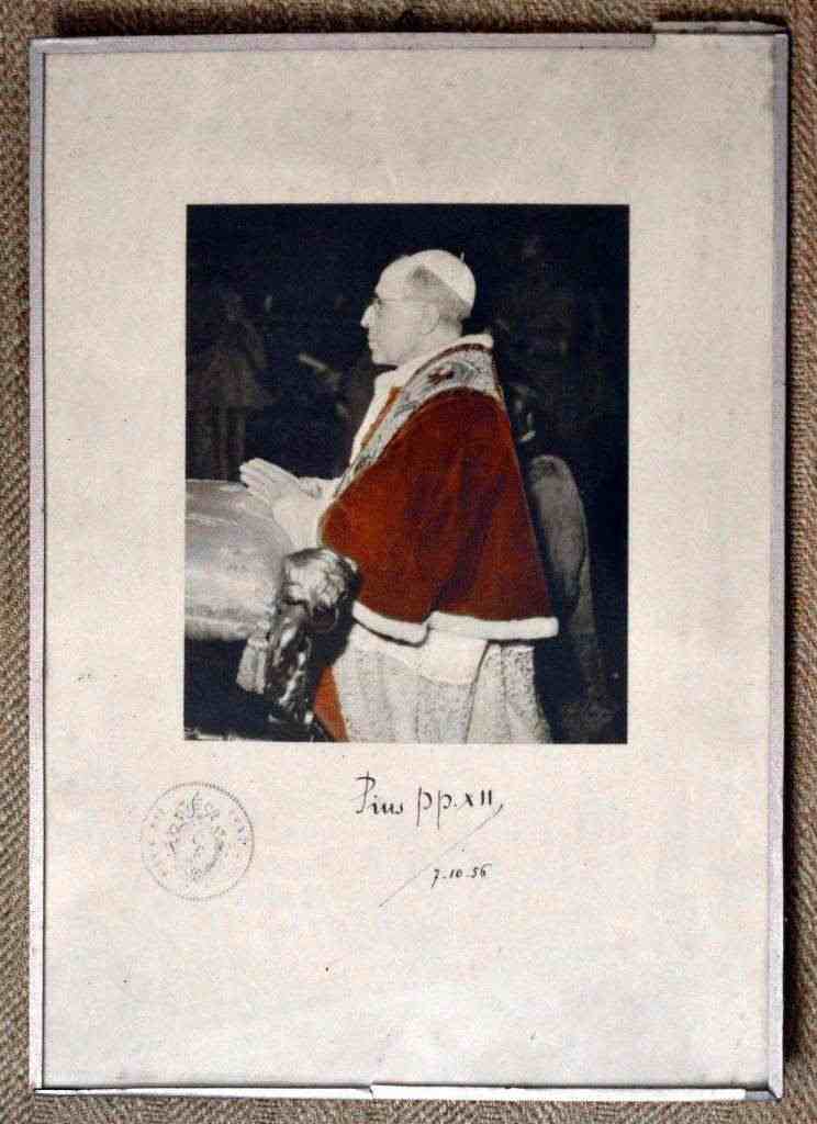 Foto con firma e bollo di Pio XII del 27/10/1956