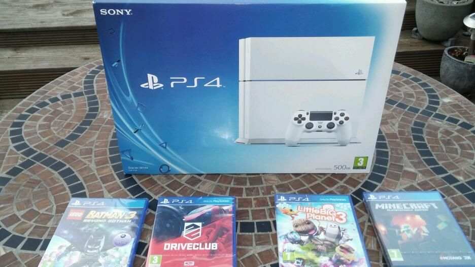 Vendo 1x PlayStation 4 Nuovo (Glacier Bianco 500gb) + 4 Giochi