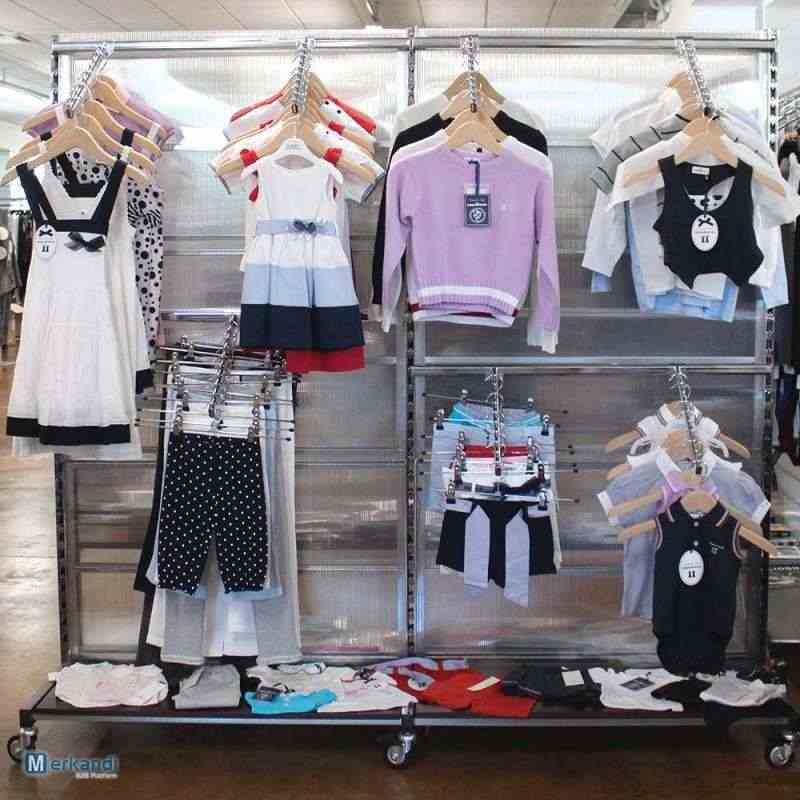 Stock abbigliamento estivo da bambini