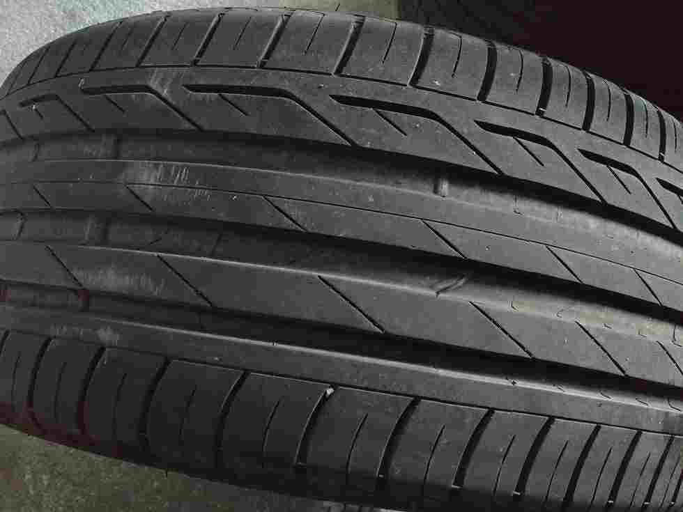 Gomme 225 40 18  Goodyear