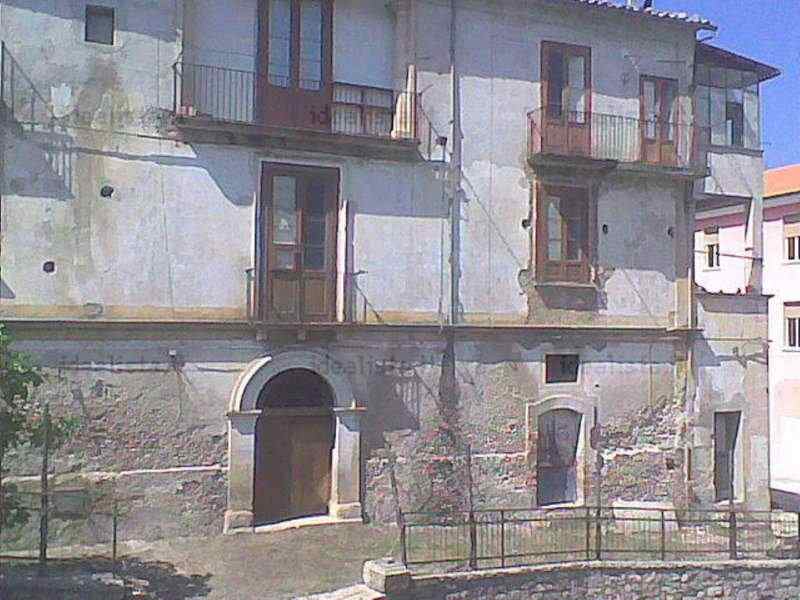 Intero Palazzo da cielo a terra su tre livelli