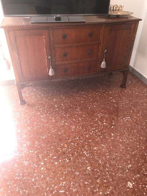 credenza inglese restaurata due sportelli e tre cassetti