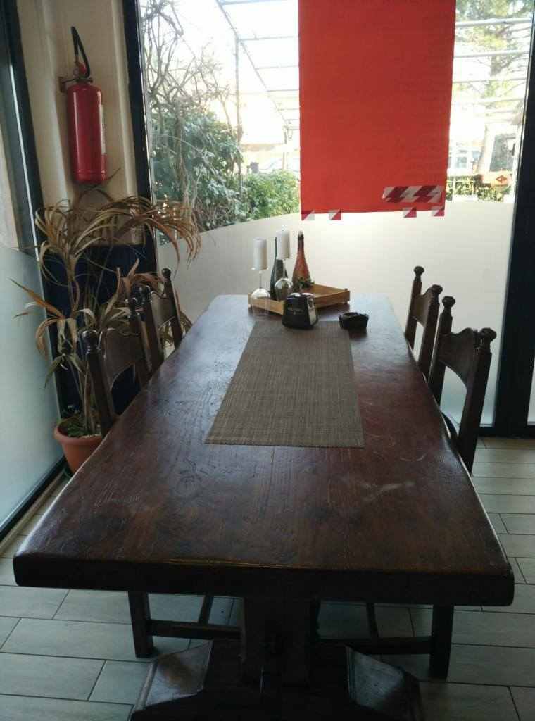 Tavolo in legno ideale per ambienti rustici 