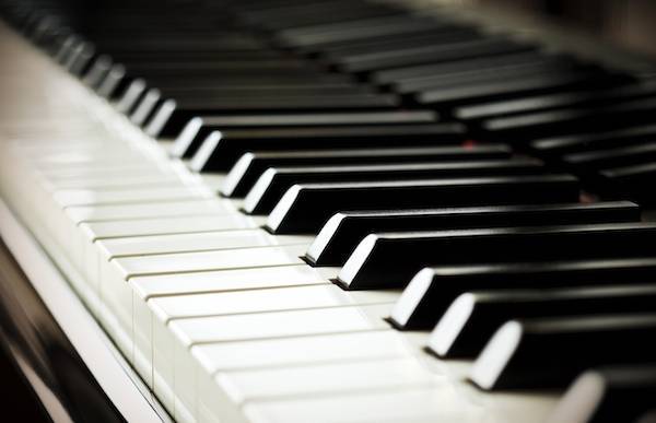 Pianista cantante per intrattenimento musicale