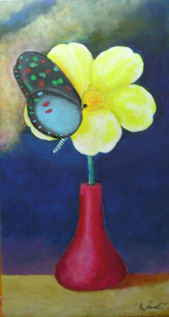 vaso con fiore e farfalla