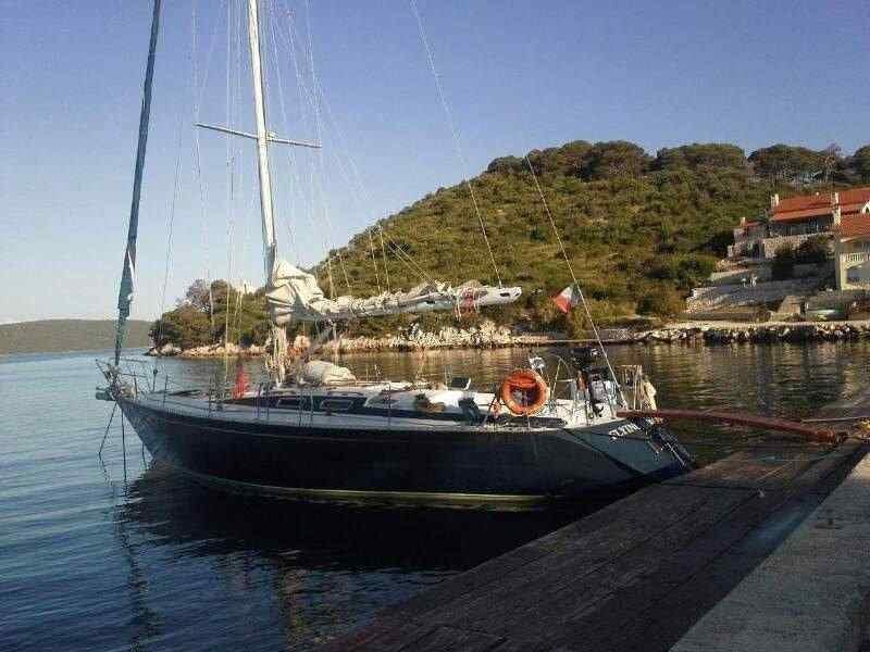 barca a vela nel porto di cattolica