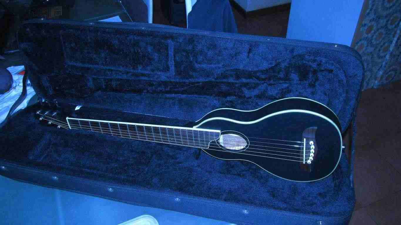 chitarra washburn rover da viaggio