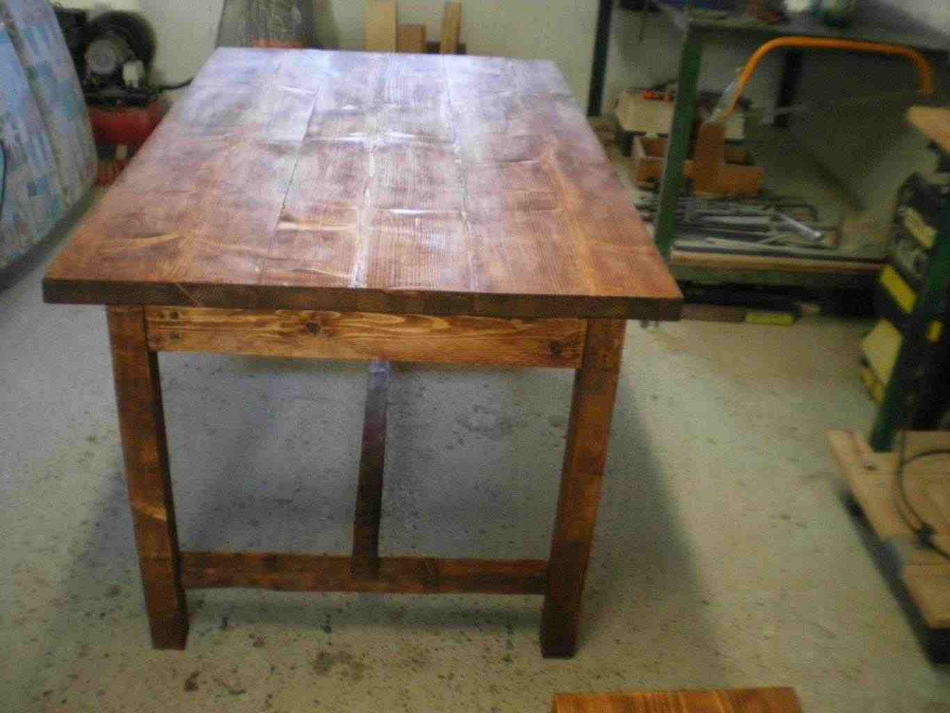 Tavolo in legno con panche