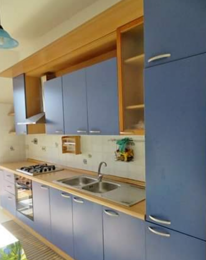 Cucina lineare con tavolo e mensola