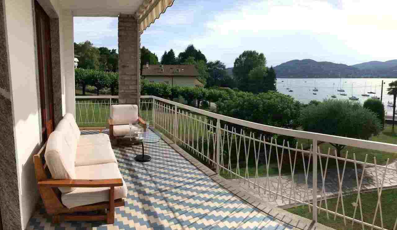 villa lago varese fronte lago con possibilità di affitto darsena, spiaggia privata