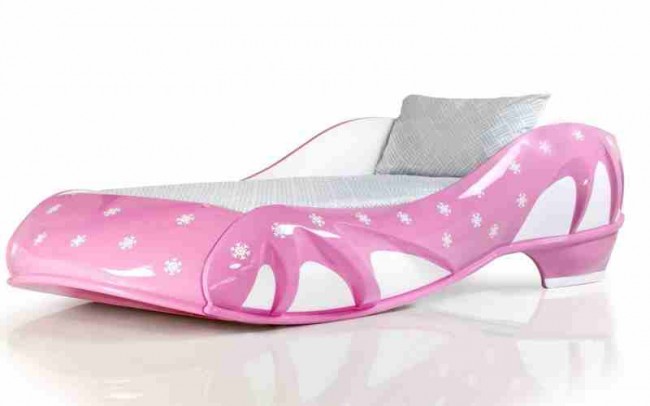 Letto a forma di scarpe da donna in color rosa