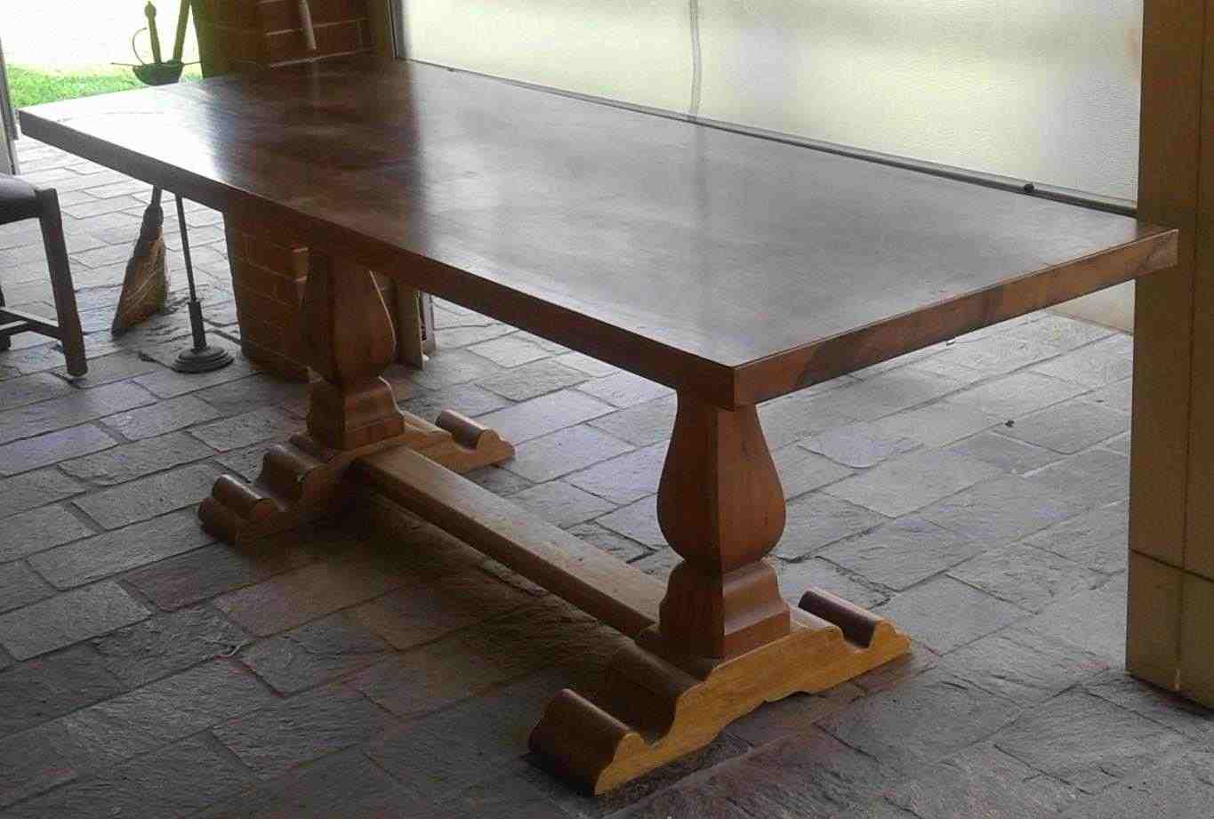 Vendesi tavolo in legno massiccio