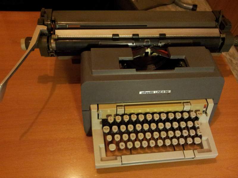 MACCHINA DA SCRIVERE OLIVETTI LINEA 98