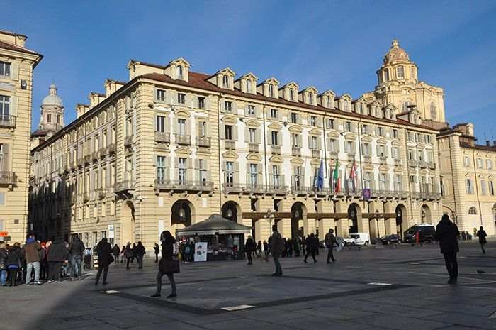 Pressi piazza castello ampio monolocale