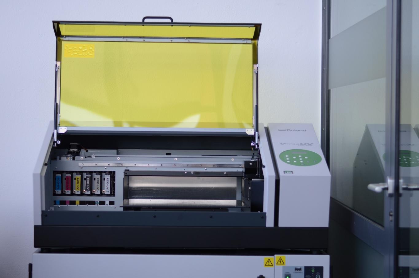 Stampante UV Roland VersaUV LEF2-200 stampa diretta su materiali e oggetti