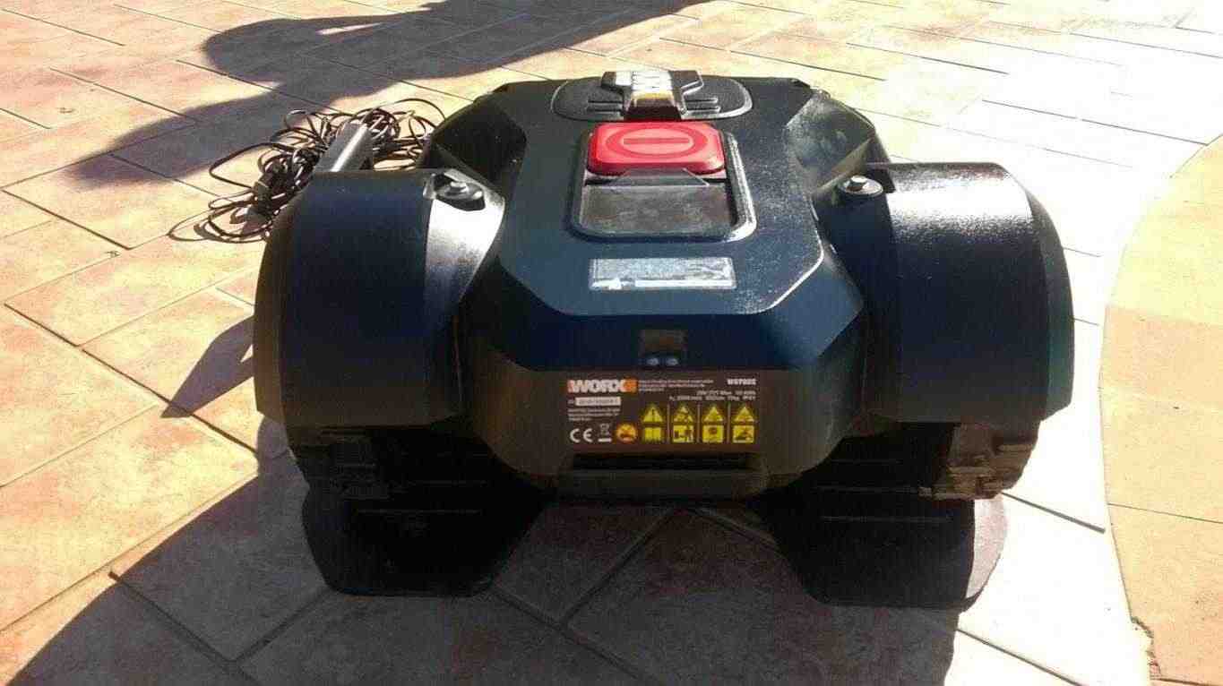 Vendo ROBOT RASAERBA in garanzia e funzionante. taglia fino a 2.000 mq