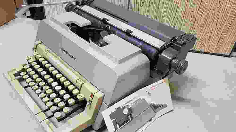 Macchina da scrivere anni ླྀ < Olivetti Linea98 >