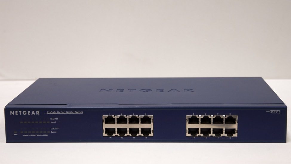 Switch di rete 16 porte “Netgear”, modello JGS516, usato