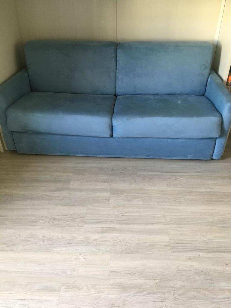 Divano letto azzurro