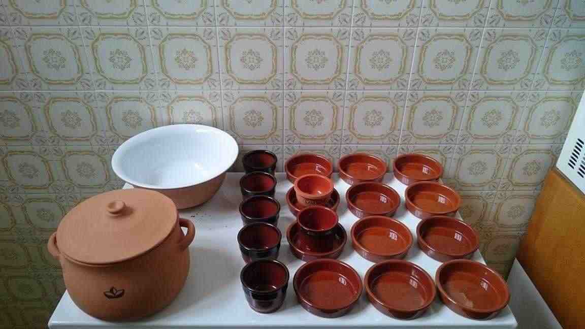 STOVIGLIE IN TERRACOTTA, 22 PEZZI