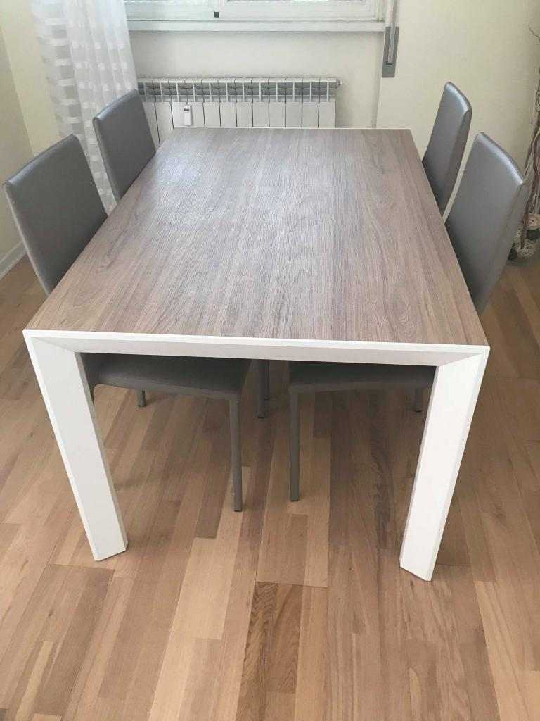 Tavolo moderno in ottime condizioni