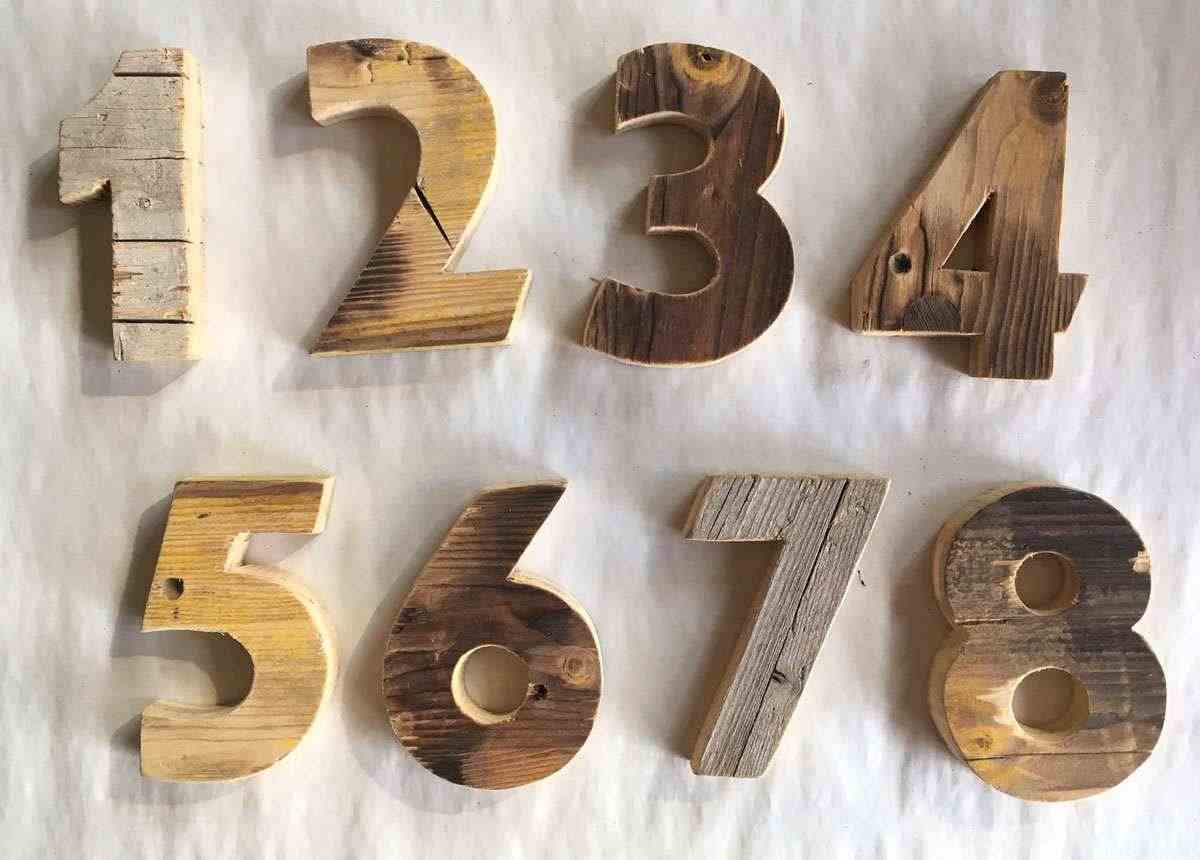 Soprammobile a forma di numero in legno
