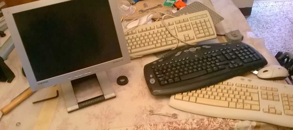 computer, monitor piatti, tastiere e mouse wireless