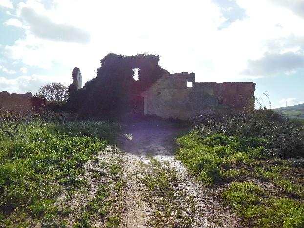 Sicilia 20 ettari di terreno con rudere di antico baglio