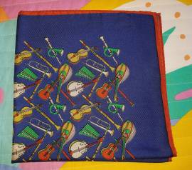  POCHETTE   FANTASIA DI STRUMENTI  MUSICALI  IN SETA VERSACE