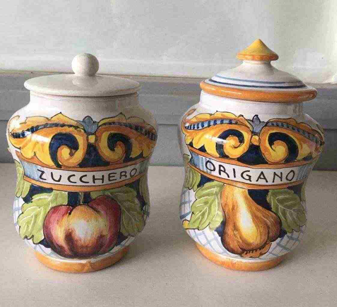 Barattoli in ceramica decorati a mano con coperchio