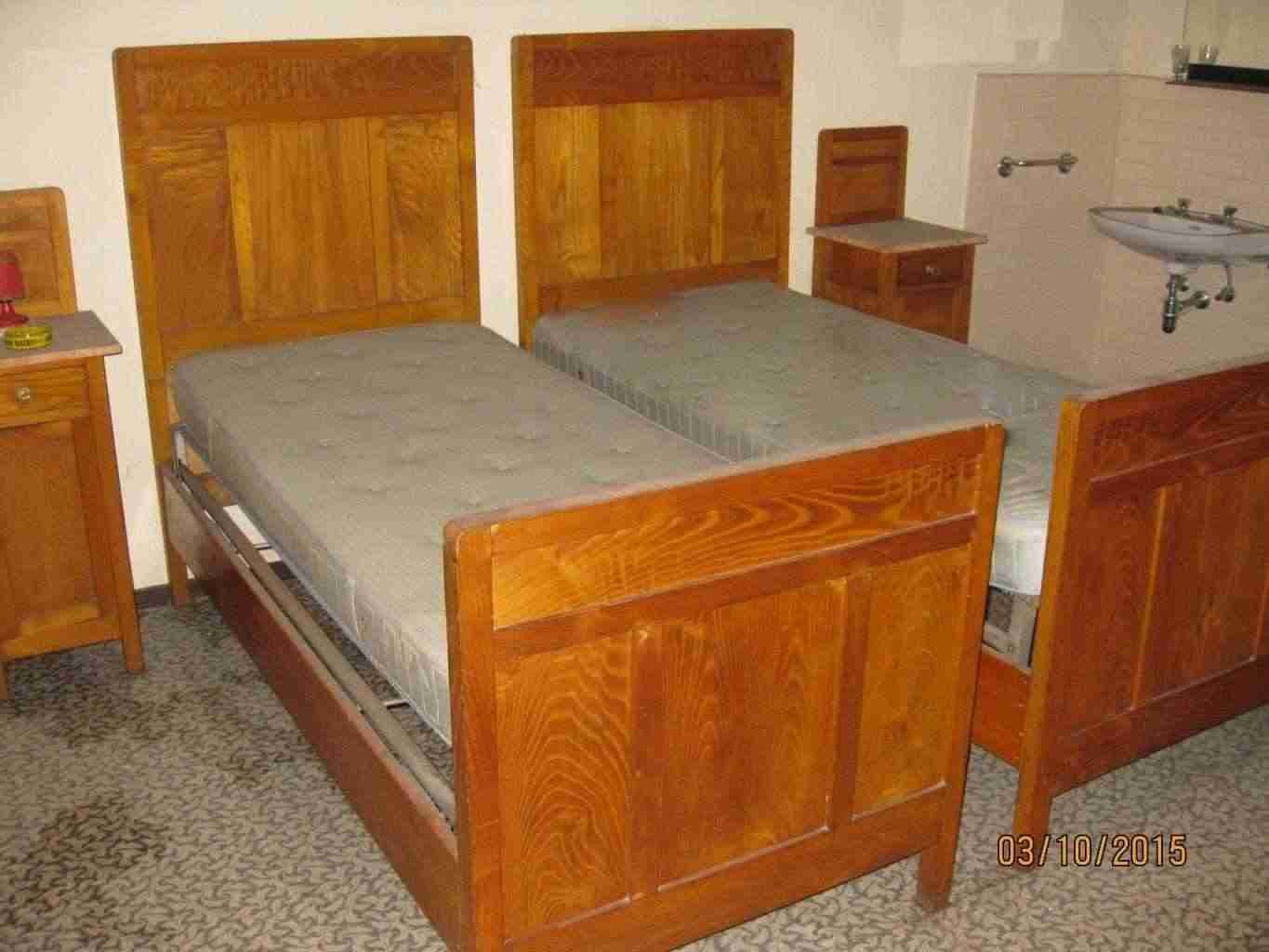 Coppia letti singoli e 2 comodini epoca 900