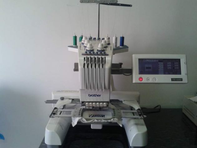 Macchina da ricamo monotesta professionale Brother PR-600